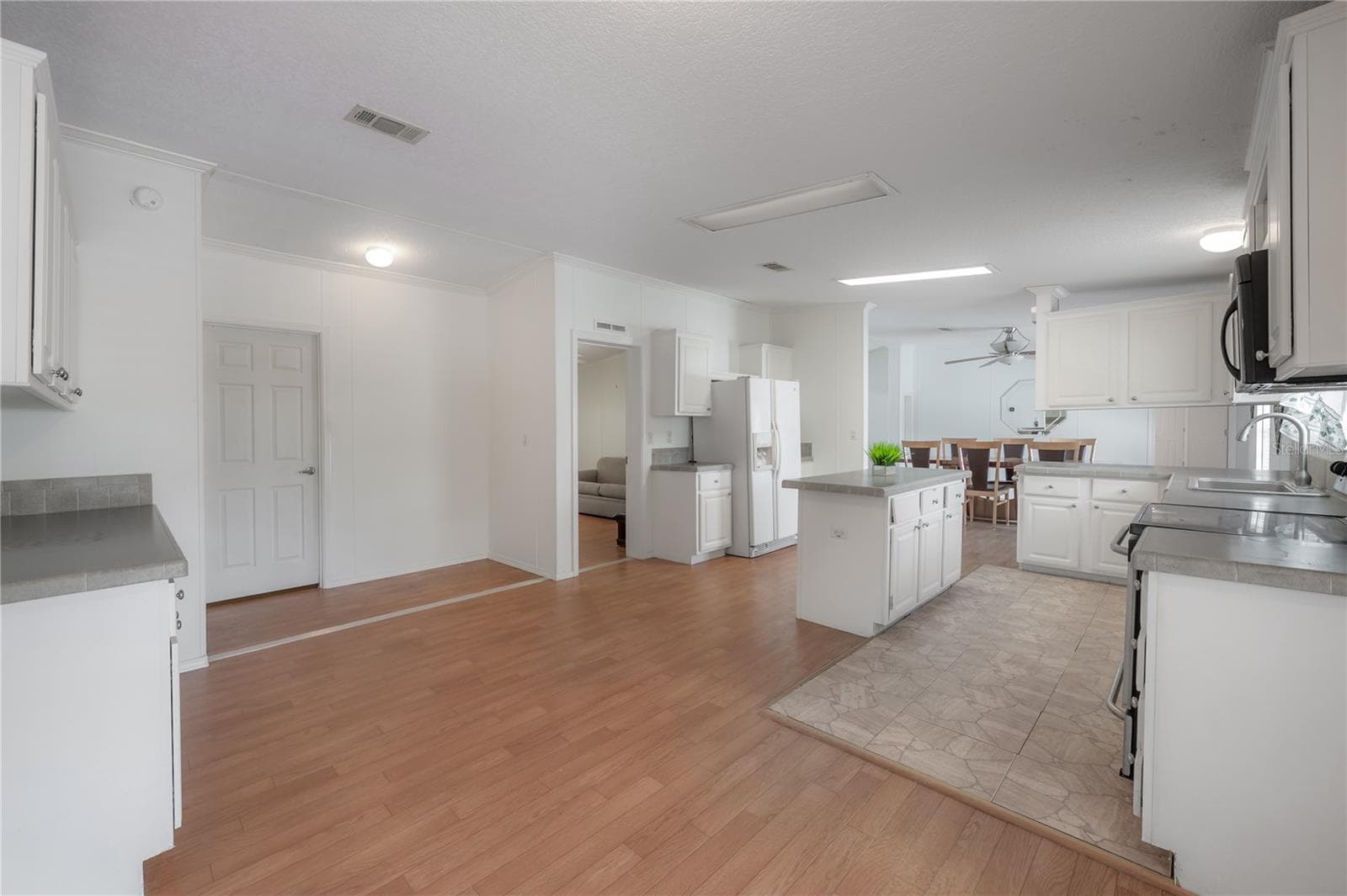16048 BROOKRIDGE BOULEVARD — photo 16 of 41