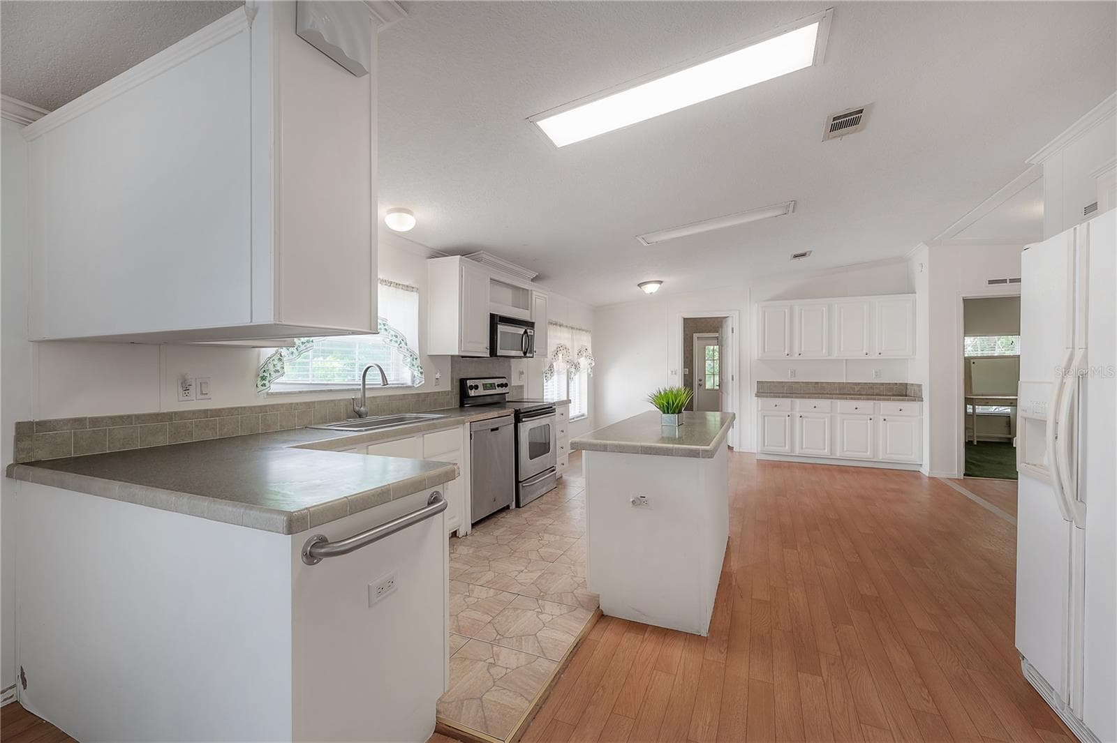 16048 BROOKRIDGE BOULEVARD — photo 12 of 41