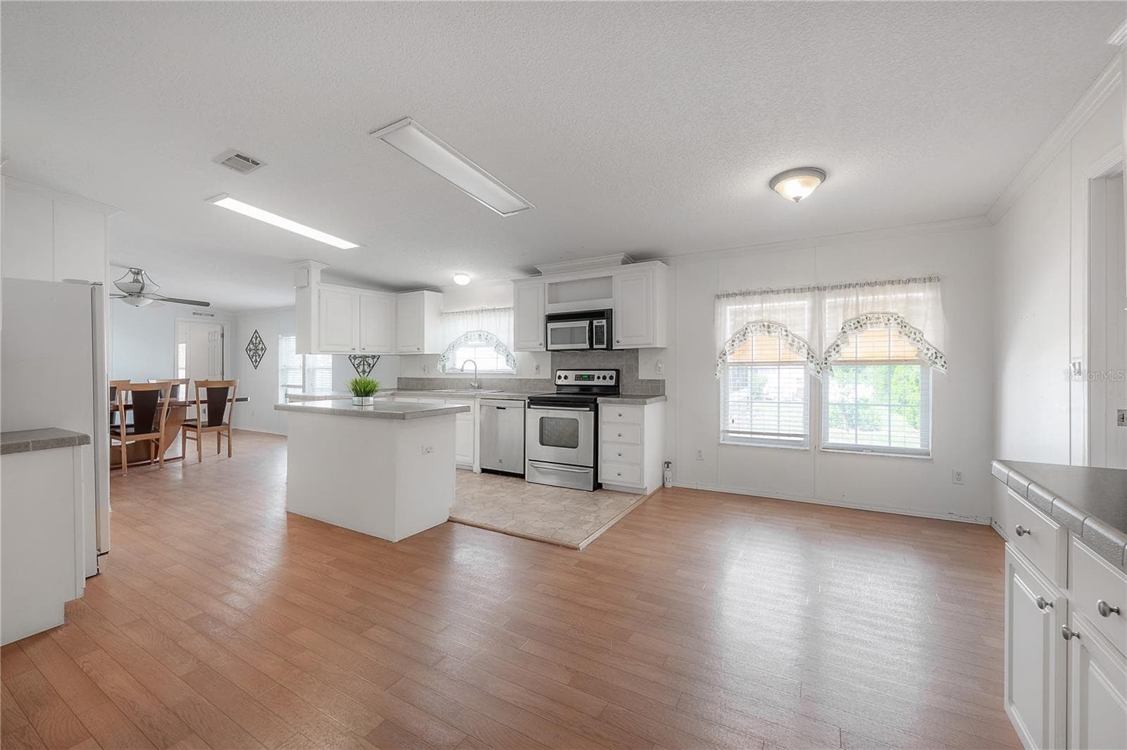 16048 BROOKRIDGE BOULEVARD — photo 15 of 41