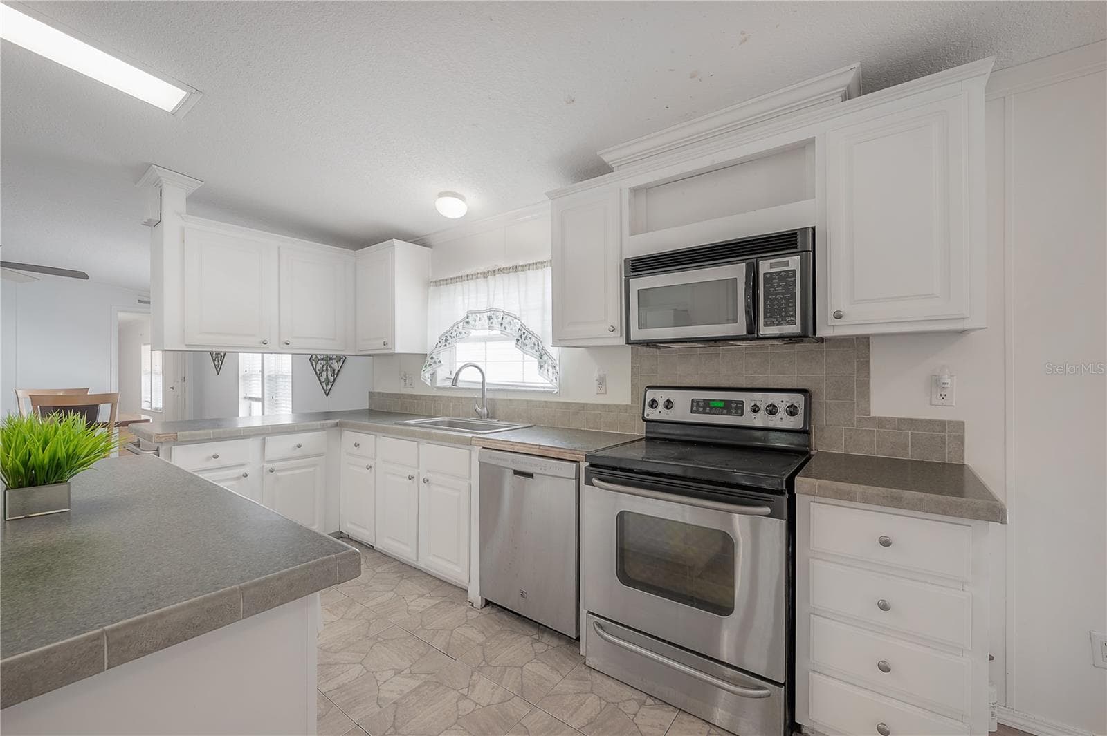 16048 BROOKRIDGE BOULEVARD — photo 14 of 41
