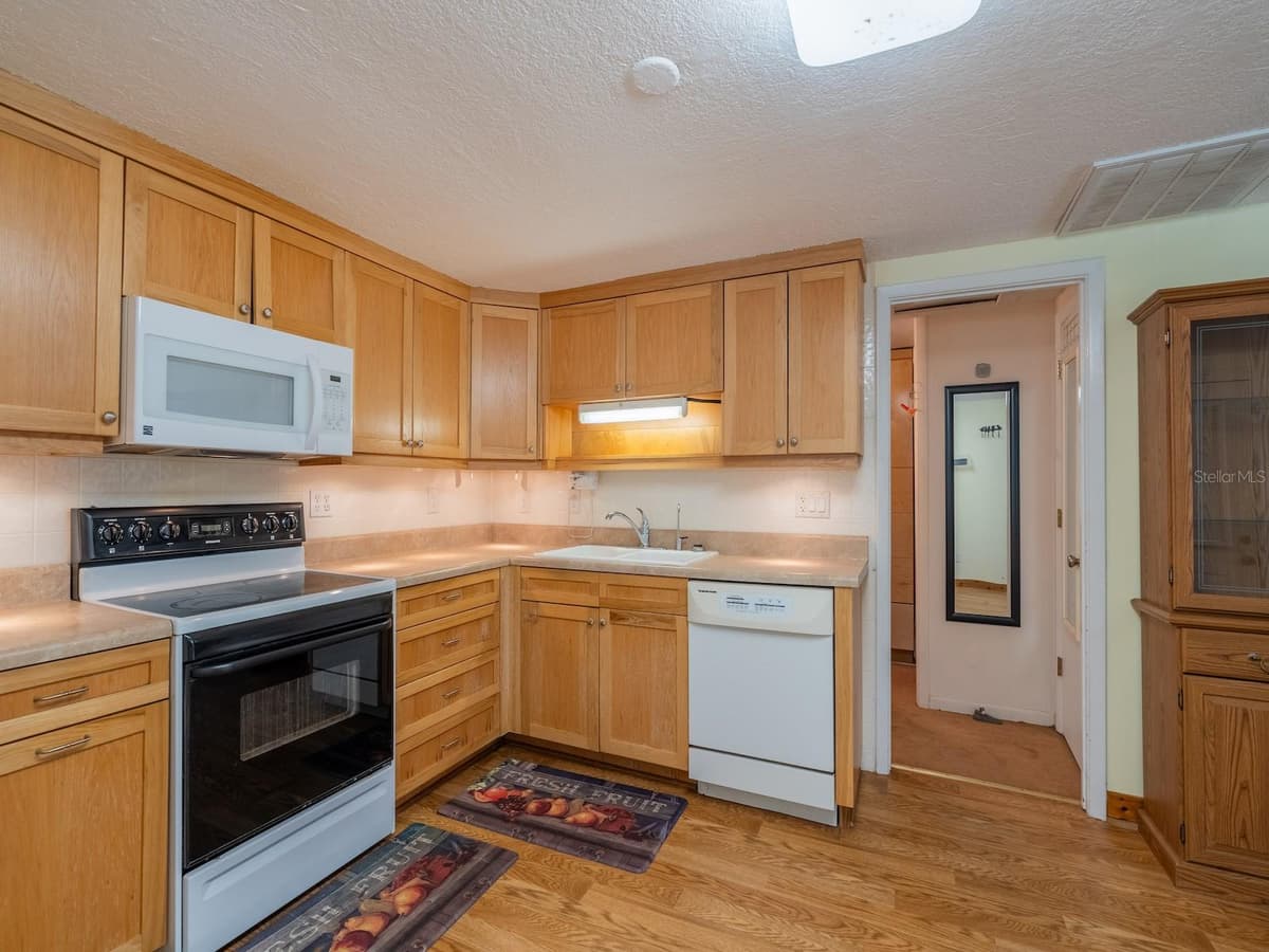 15265 COUNTRY CLUB BOULEVARD — photo 11 of 42