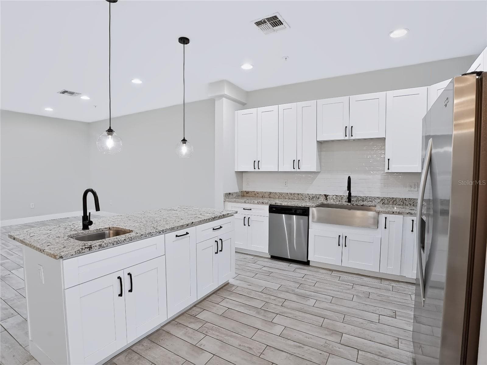 2233 KALEY AVENUE — photo 3 of 28