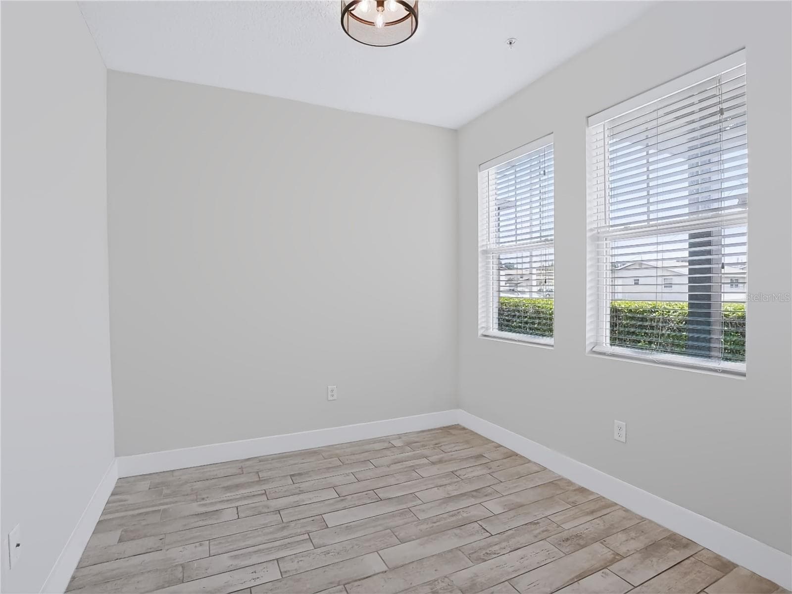 2233 KALEY AVENUE — photo 8 of 28