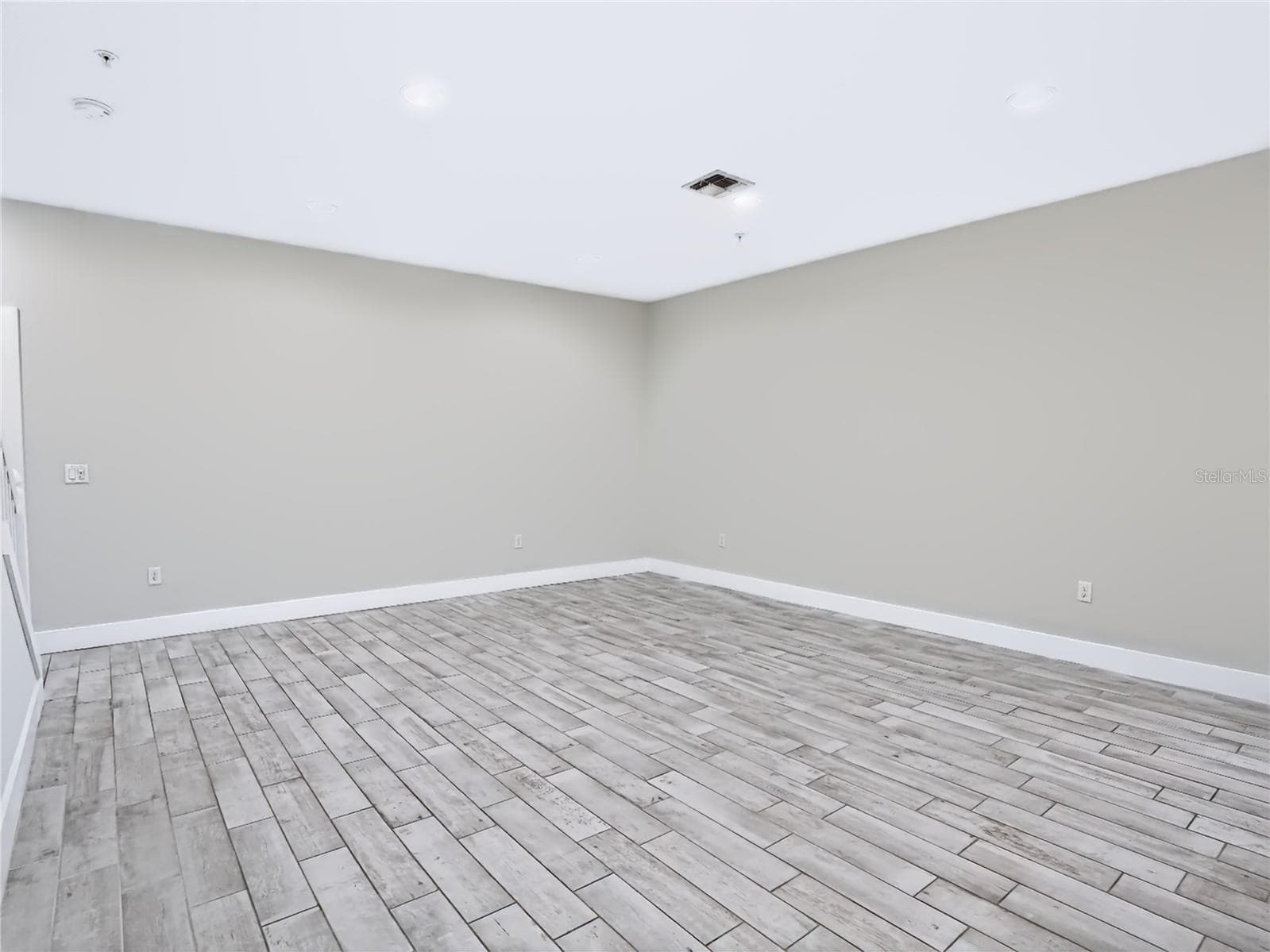 2233 KALEY AVENUE — photo 6 of 28