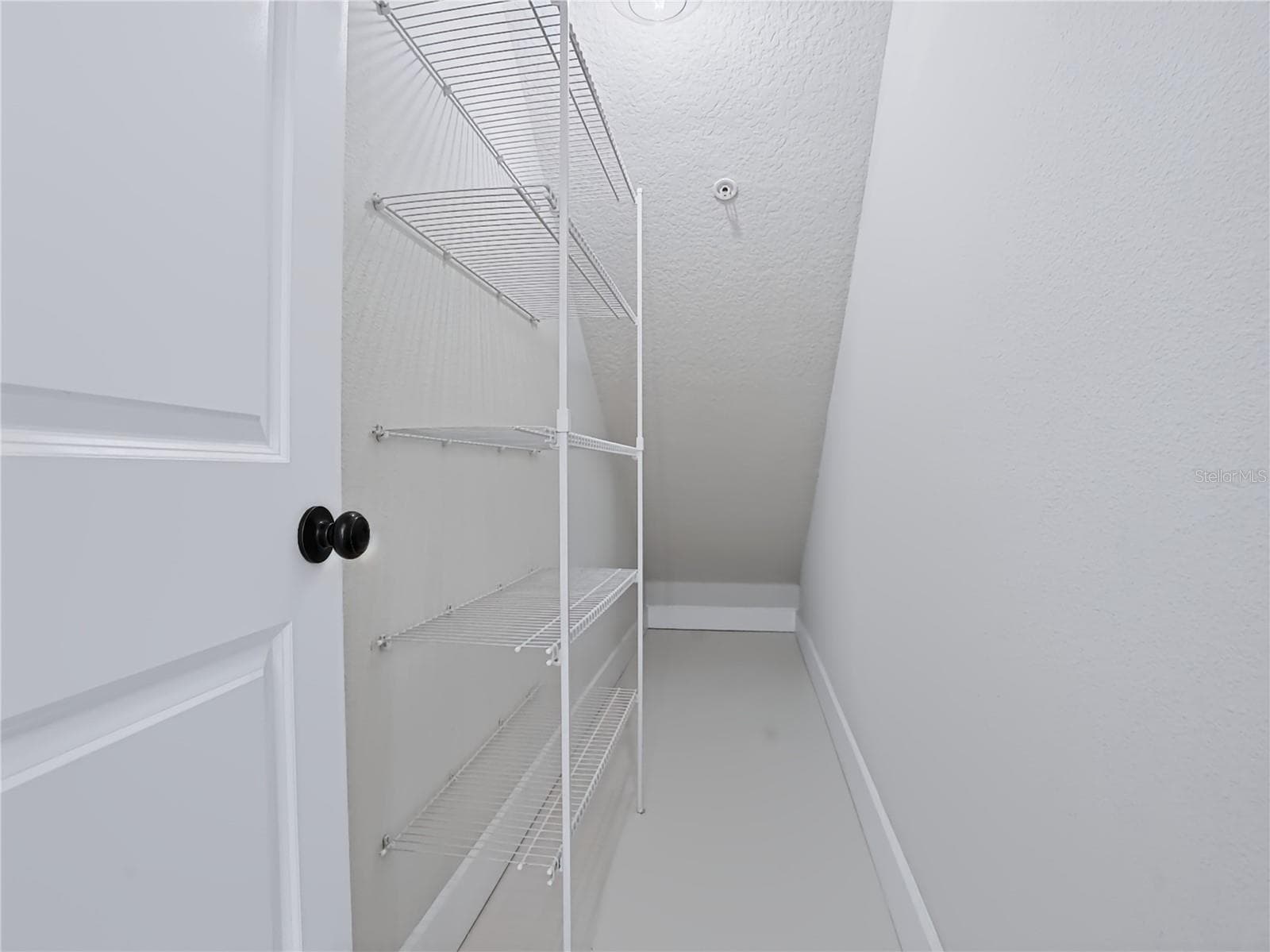 2233 KALEY AVENUE — photo 9 of 28