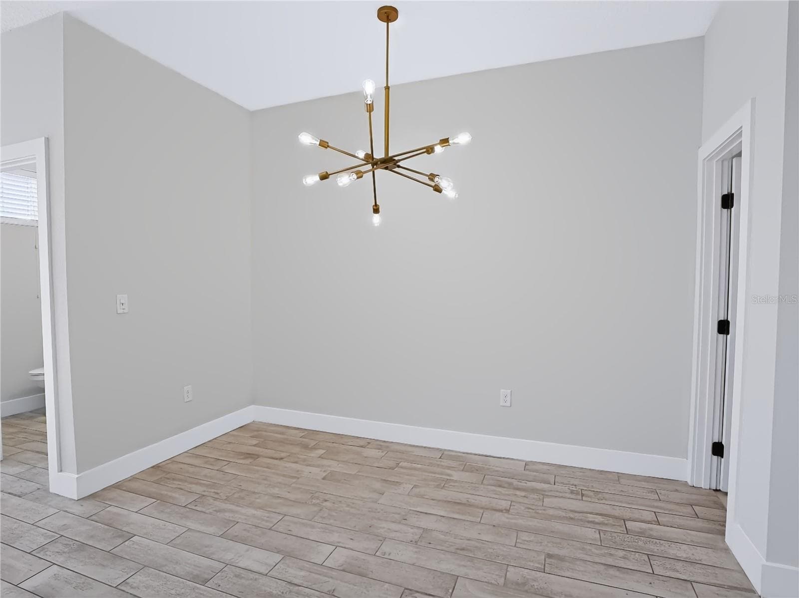 2233 KALEY AVENUE — photo 7 of 28