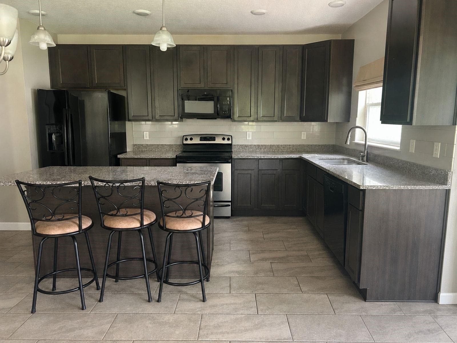 100 ALBANY DRIVE — photo 2 of 8