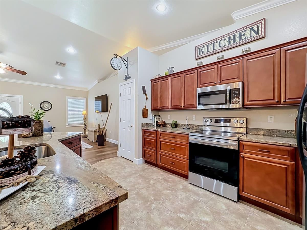 273 GRIFFIN ROAD — photo 12 of 48