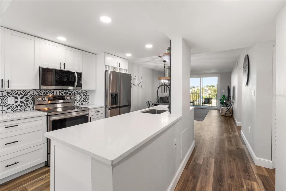 1324 PASADENA AVENUE — photo 6 of 36