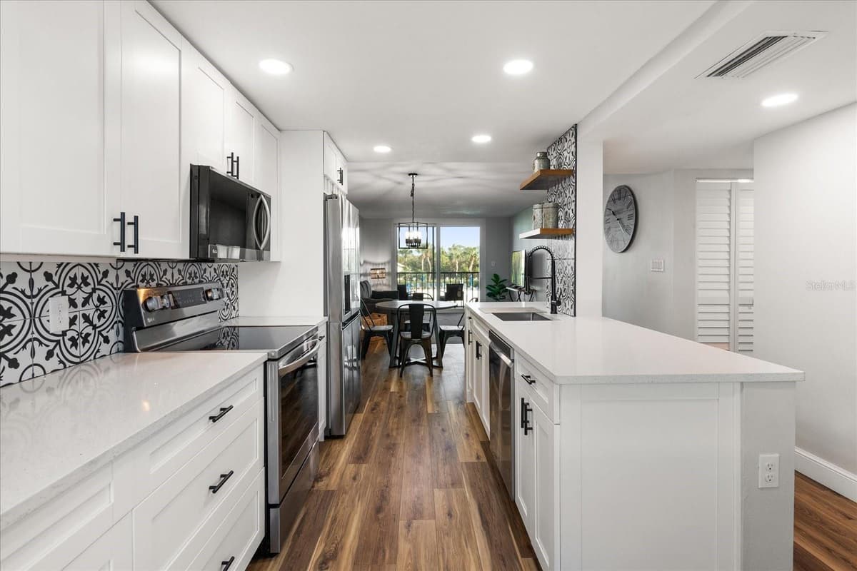 1324 PASADENA AVENUE — photo 9 of 36