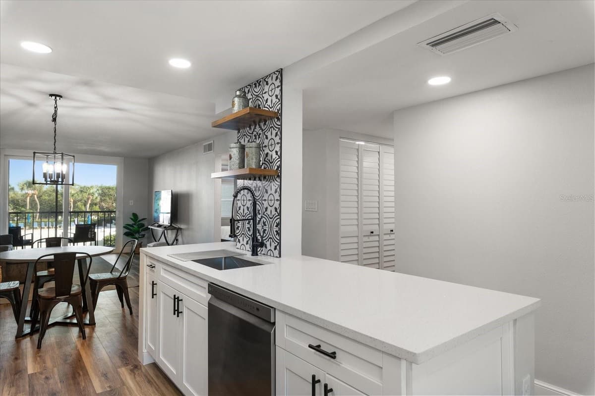 1324 PASADENA AVENUE — photo 10 of 36
