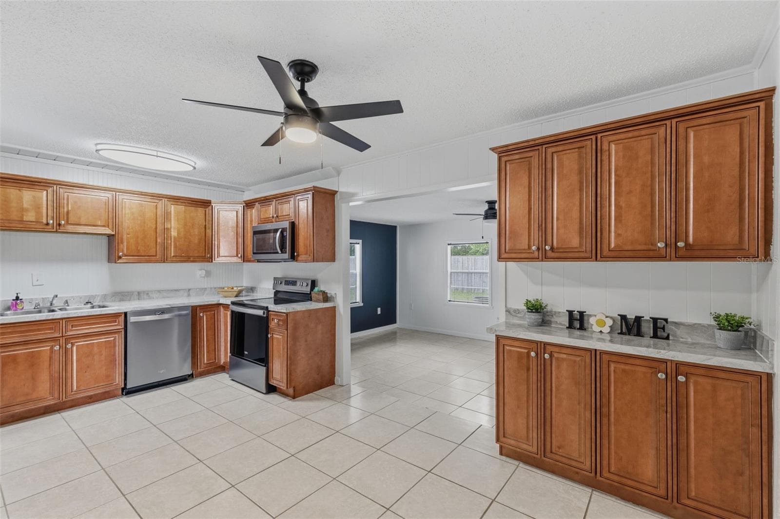 208 AVALONE DRIVE — photo 8 of 31