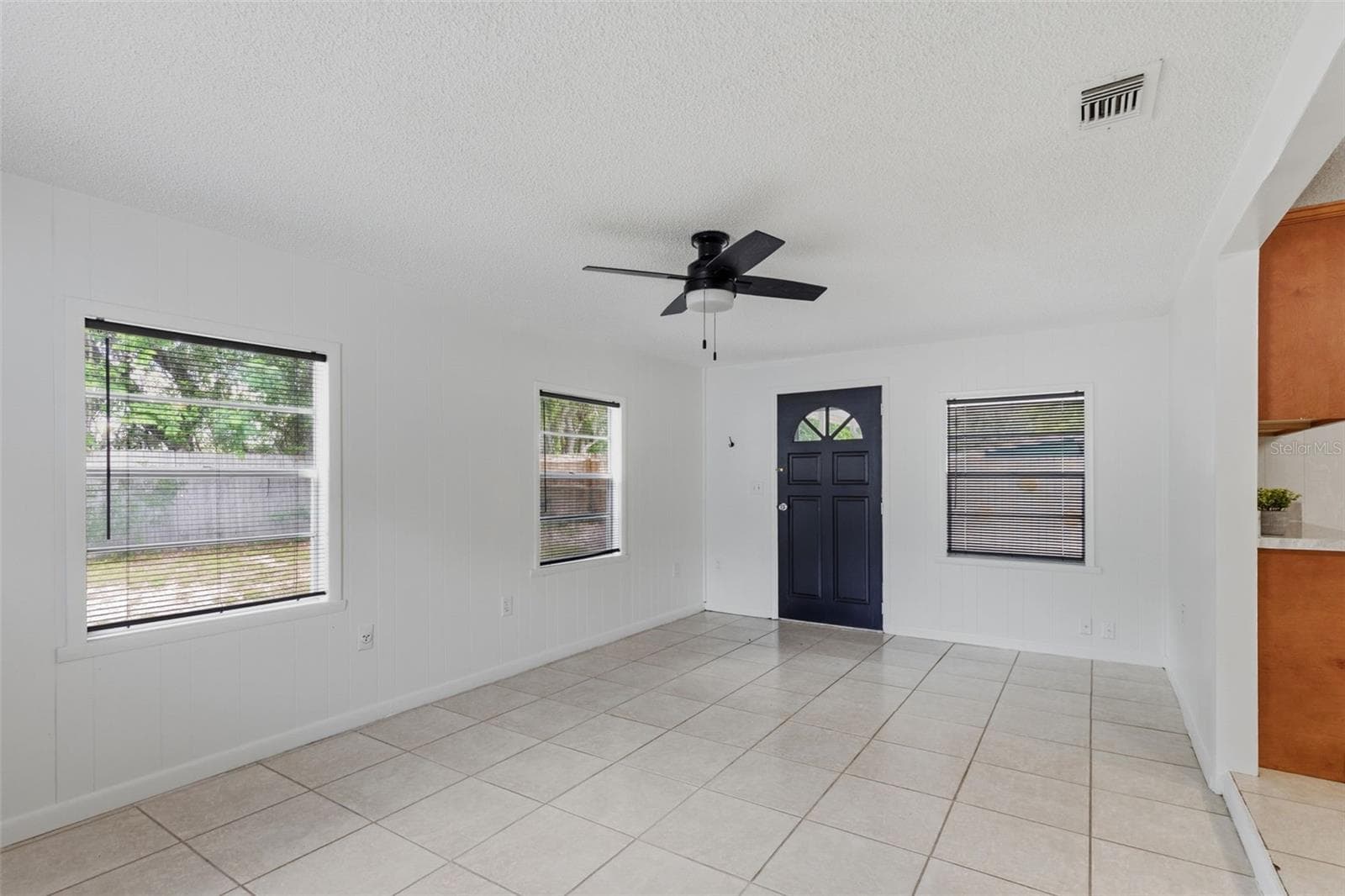 208 AVALONE DRIVE — photo 10 of 31