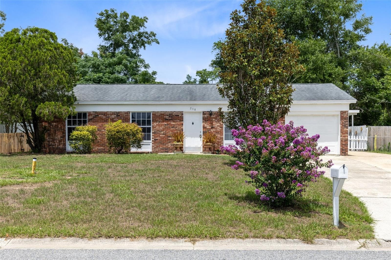 208 AVALONE DRIVE — photo 2 of 31
