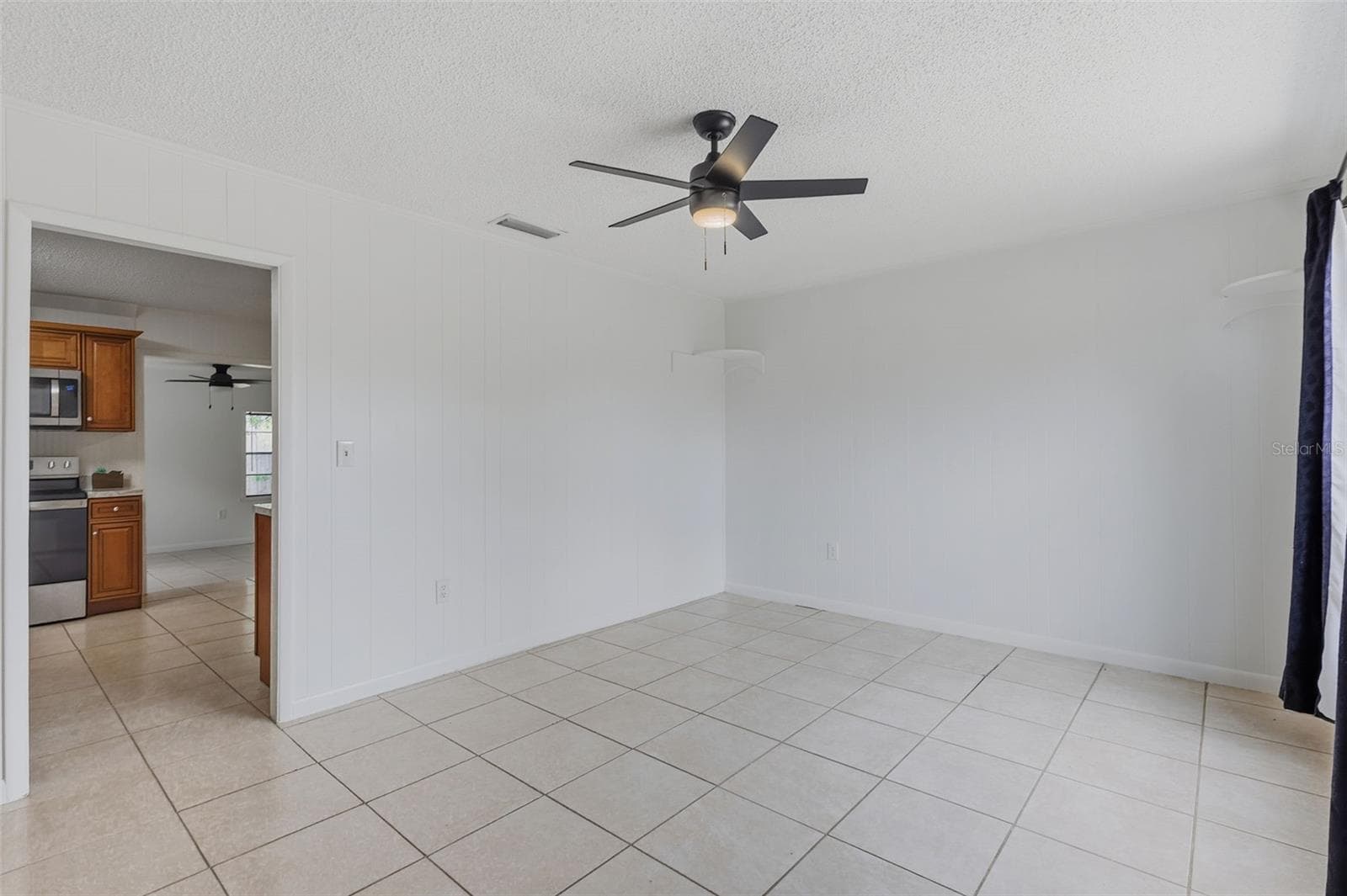 208 AVALONE DRIVE — photo 5 of 31