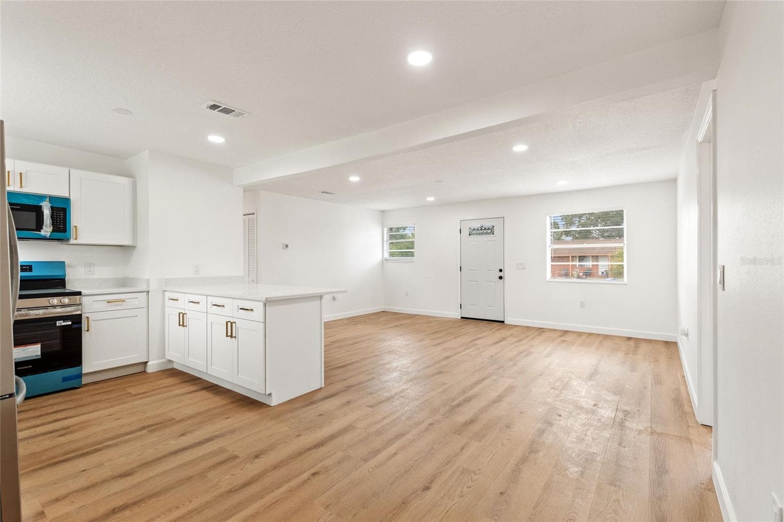 8204 ALLAMANDA AVENUE — photo 10 of 28