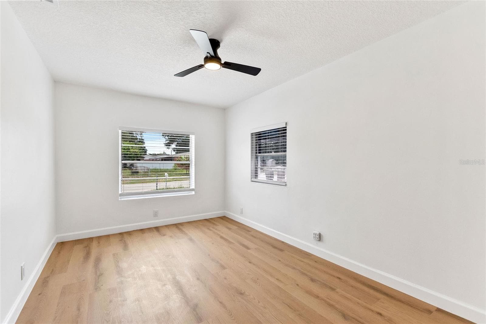 8204 ALLAMANDA AVENUE — photo 18 of 28