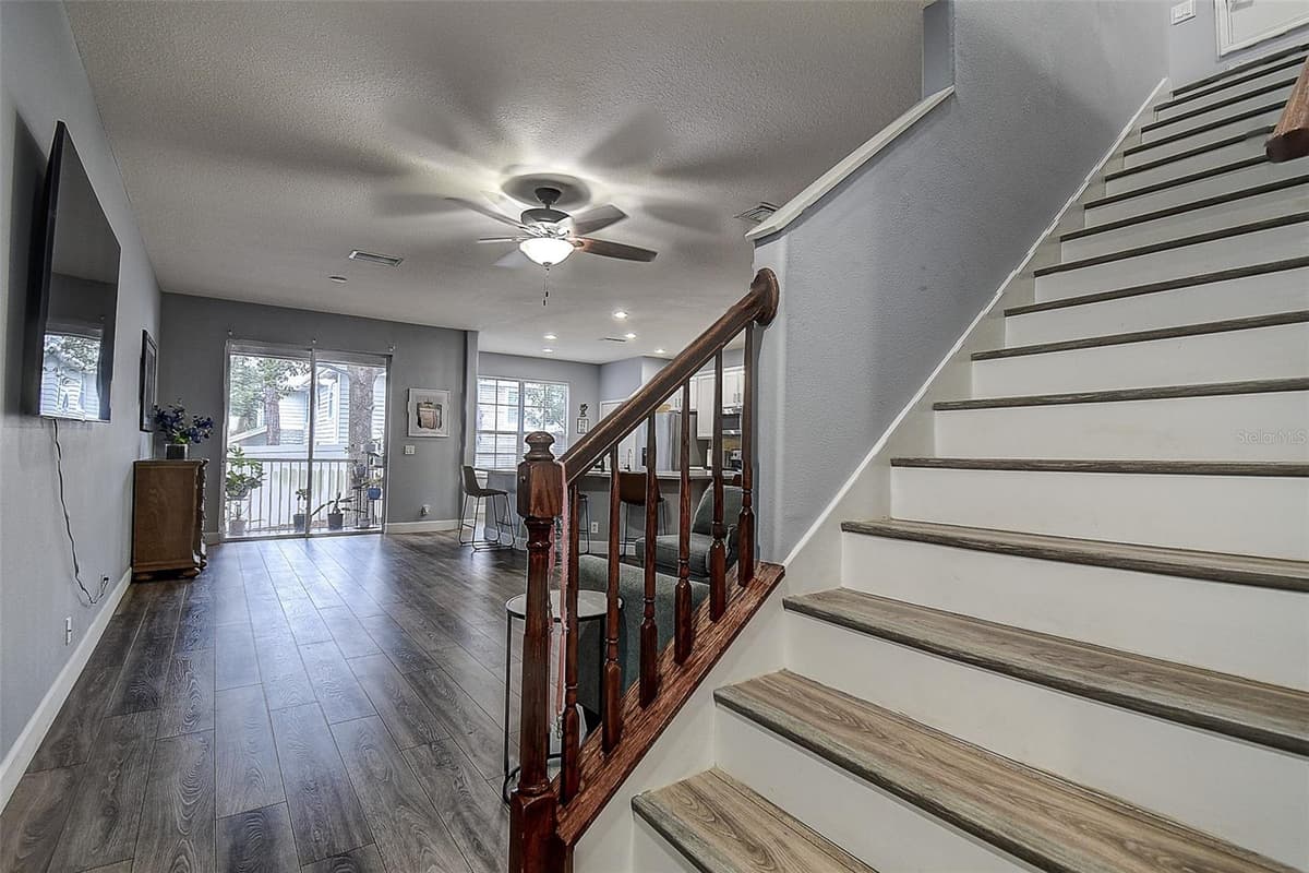 1426 HILLVIEW LANE — photo 5 of 30