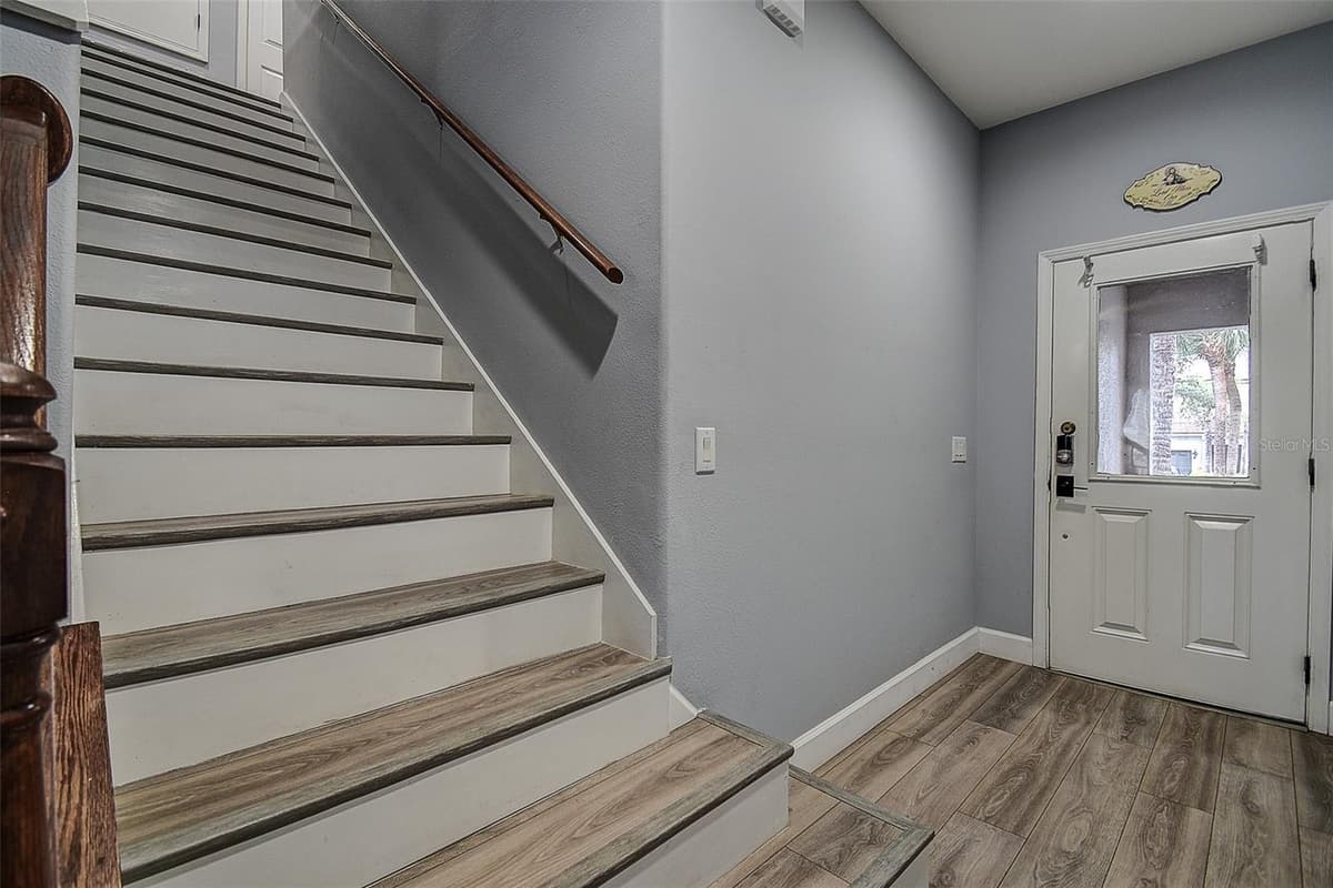 1426 HILLVIEW LANE — photo 4 of 30