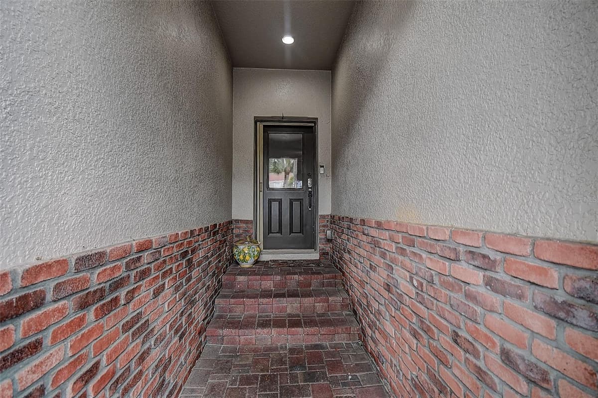 1426 HILLVIEW LANE — photo 3 of 30