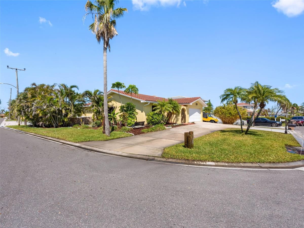 562 JOHNS PASS AVENUE — photo 3 of 89