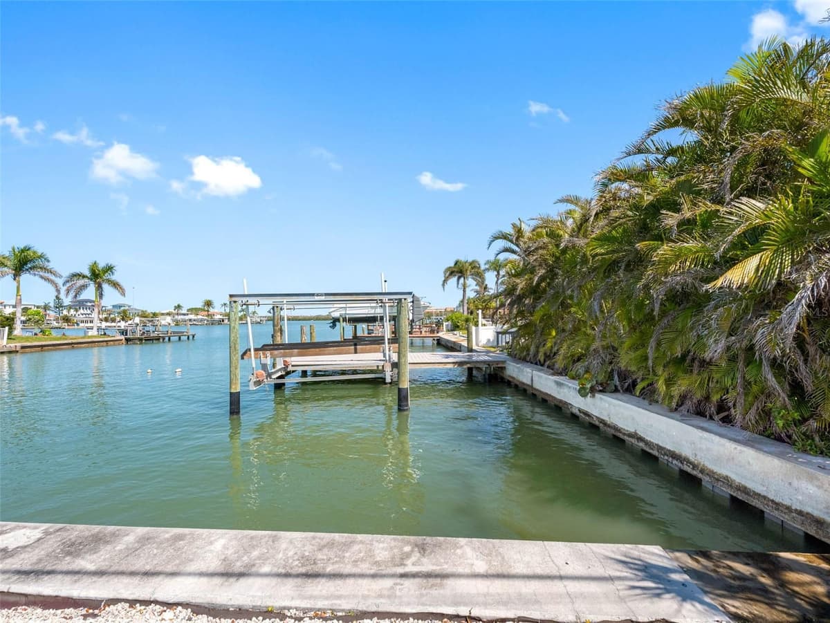 562 JOHNS PASS AVENUE — photo 7 of 89