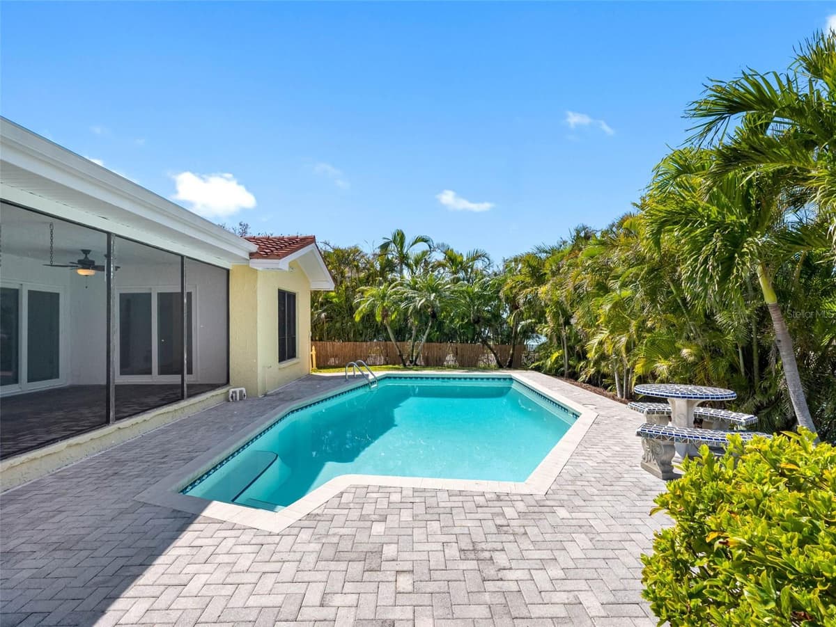 562 JOHNS PASS AVENUE — photo 16 of 89