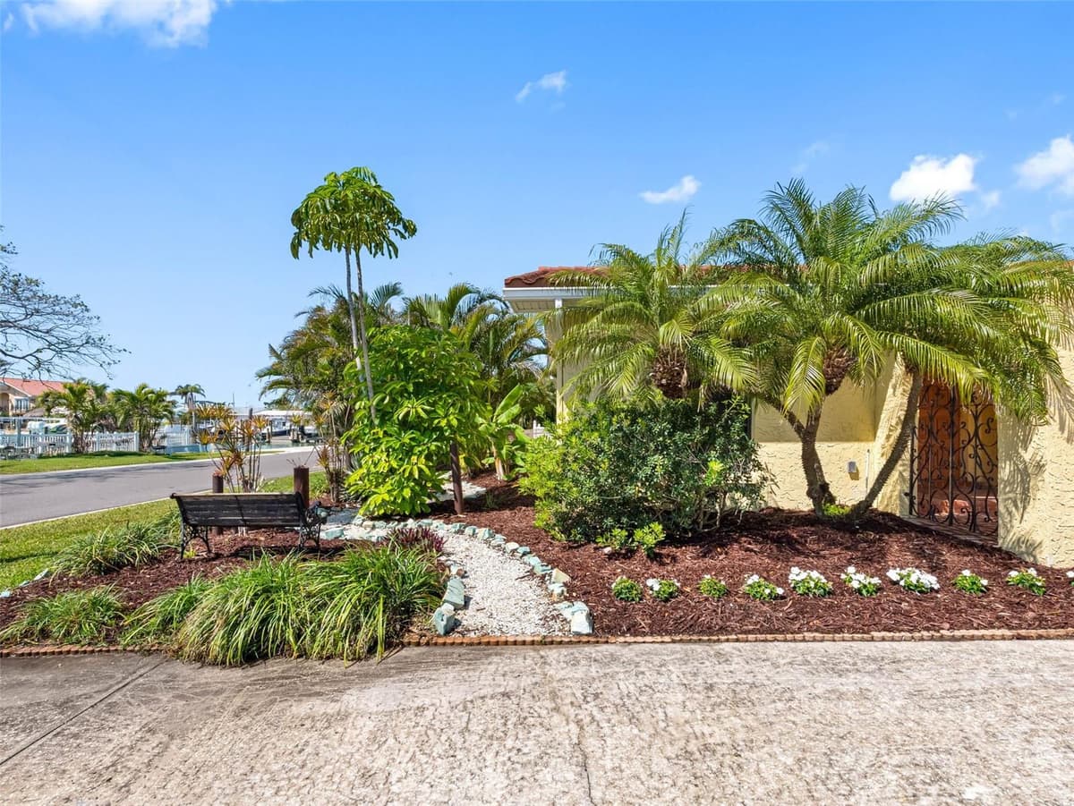 562 JOHNS PASS AVENUE — photo 10 of 89