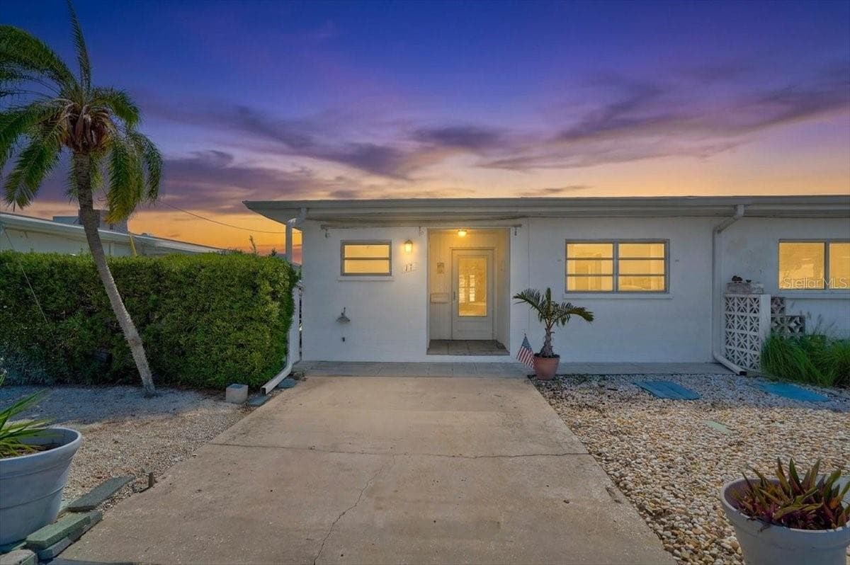17 SEASIDE COURT — photo 1 of 27