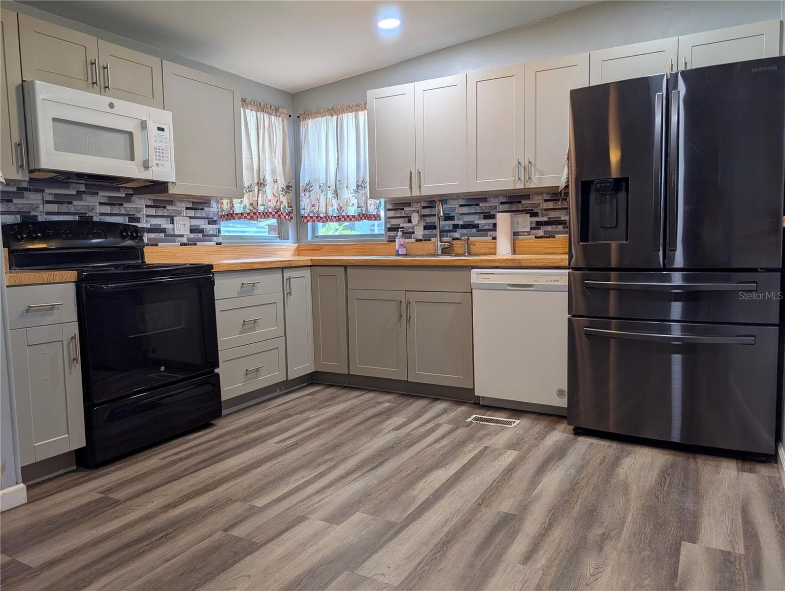 7111 142ND AVENUE — photo 3 of 19