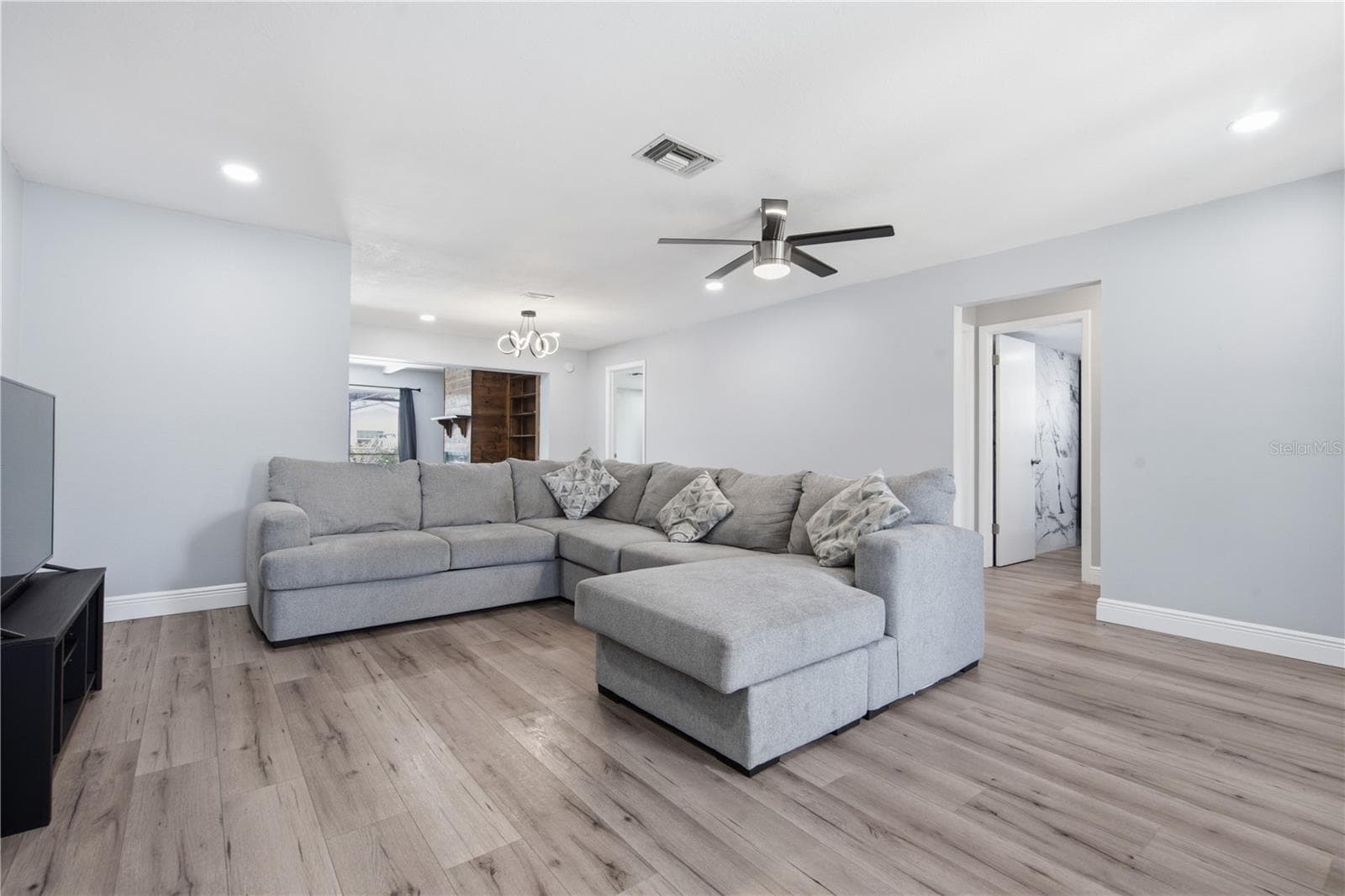 1811 FOREST DRIVE — photo 4 of 37
