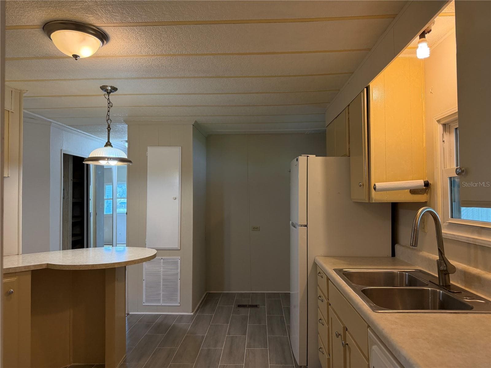 925 BEECHWOOD AVENUE — photo 4 of 26