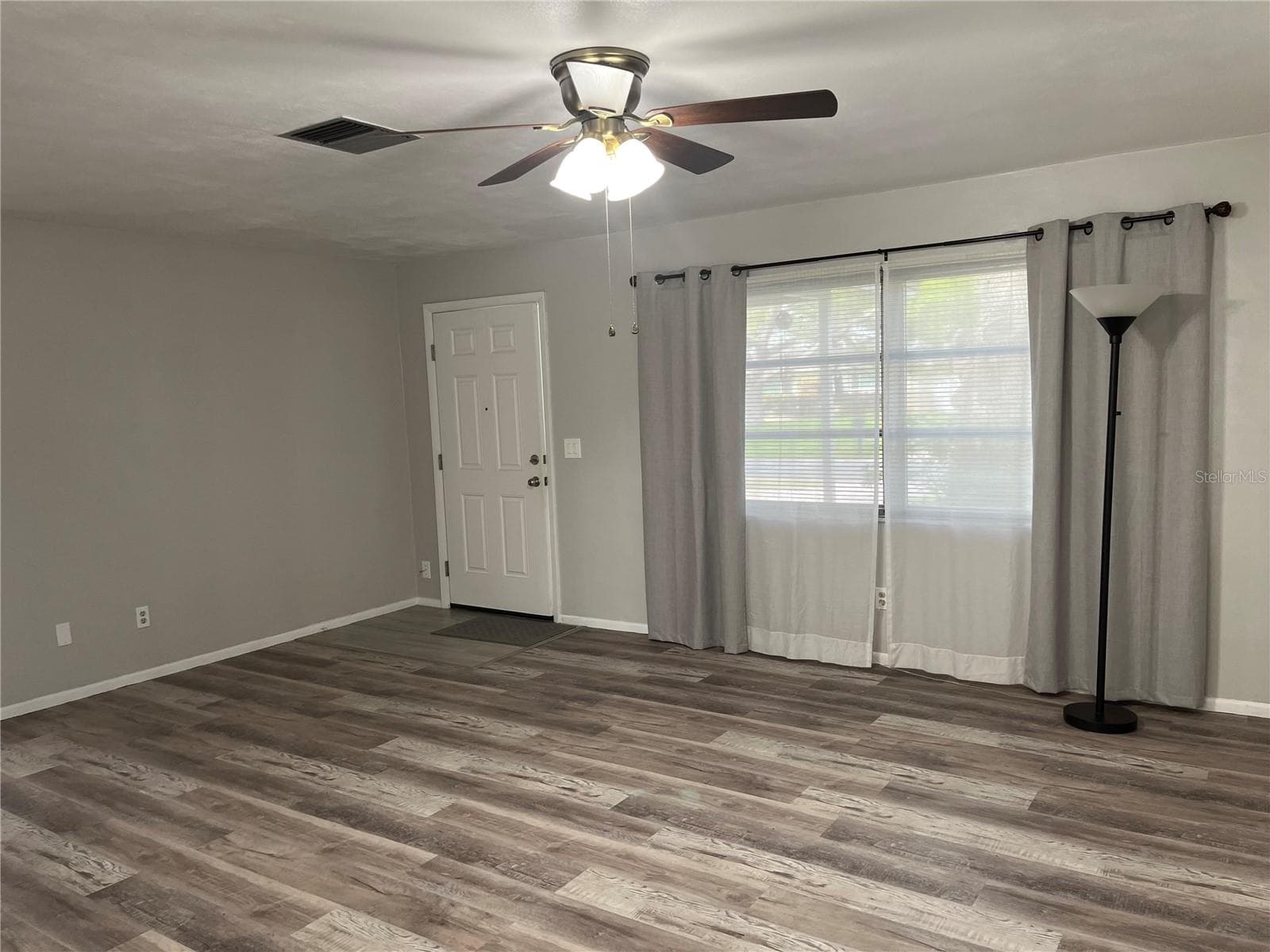 528 LAKE DRIVE — photo 2 of 17