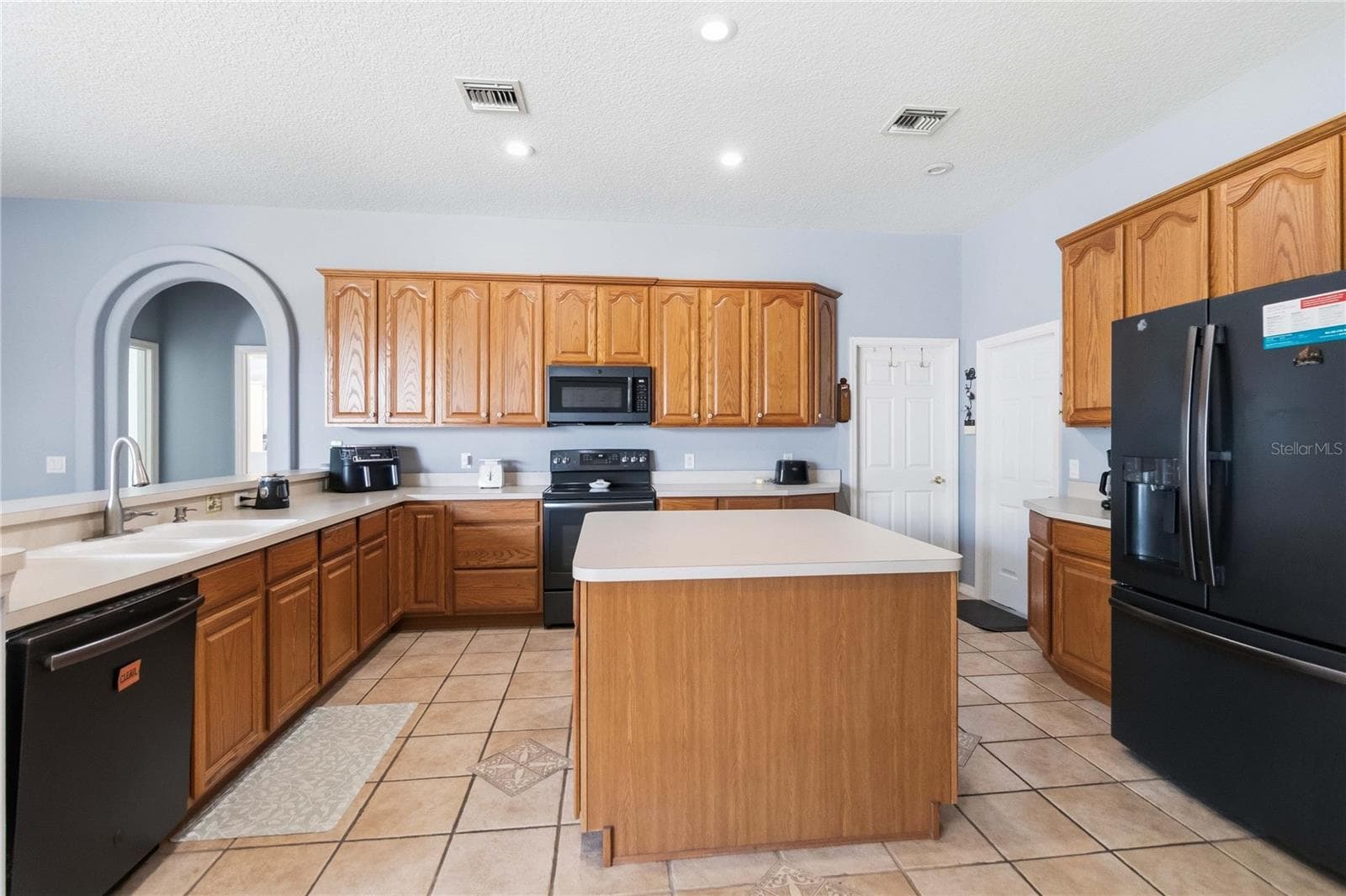 1085 CHASE DRIVE — photo 10 of 40