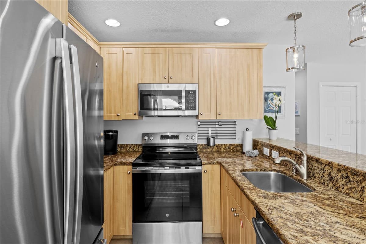 110 PALM AVENUE — photo 12 of 47