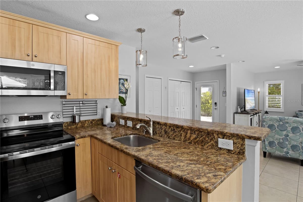 110 PALM AVENUE — photo 14 of 47