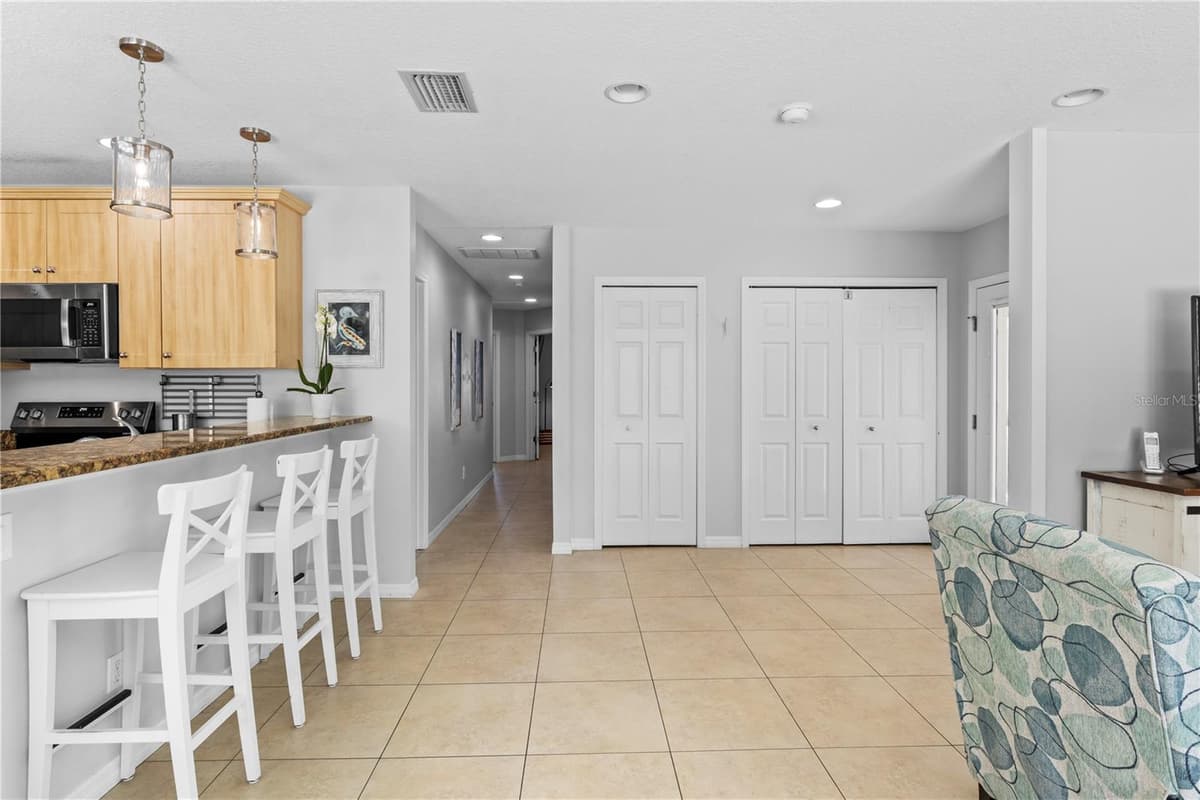 110 PALM AVENUE — photo 11 of 47