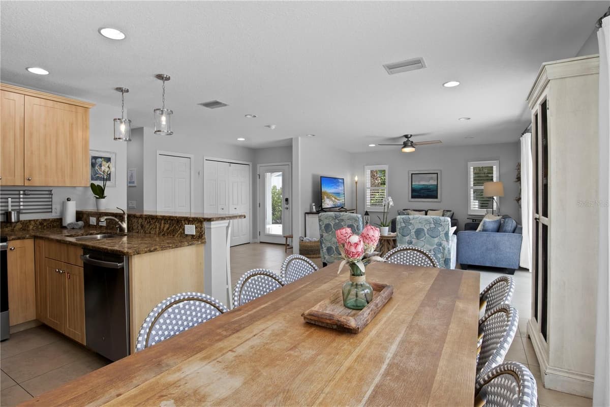 110 PALM AVENUE — photo 15 of 47