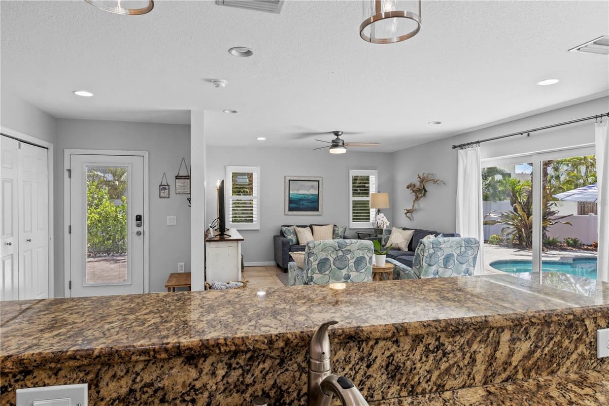 110 PALM AVENUE — photo 13 of 47