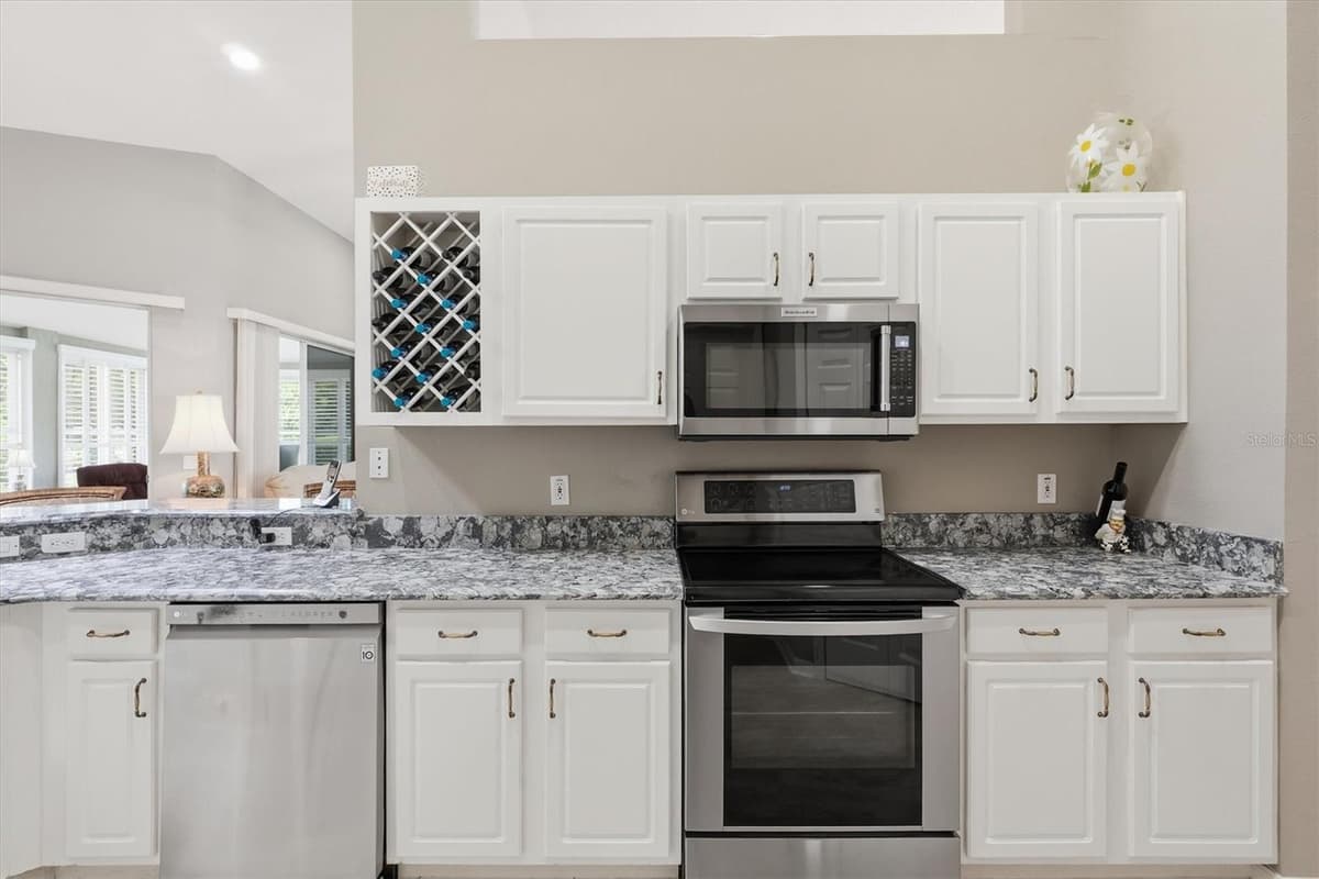 6042 LANDINGS BOULEVARD — photo 7 of 51