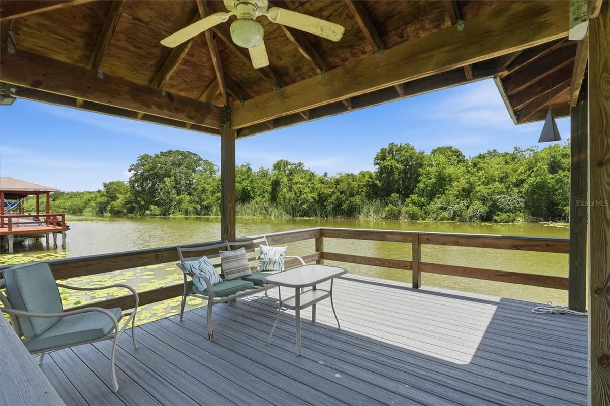 6042 LANDINGS BOULEVARD — photo 32 of 51