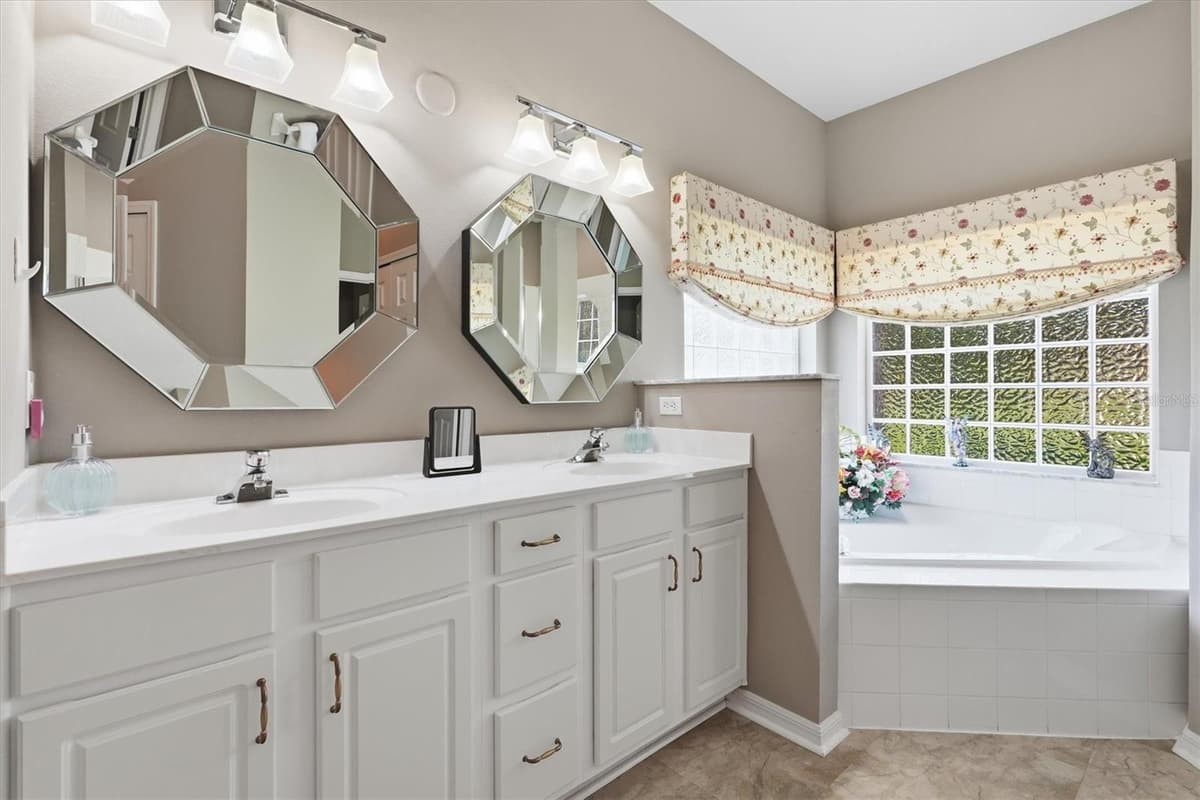 6042 LANDINGS BOULEVARD — photo 18 of 51