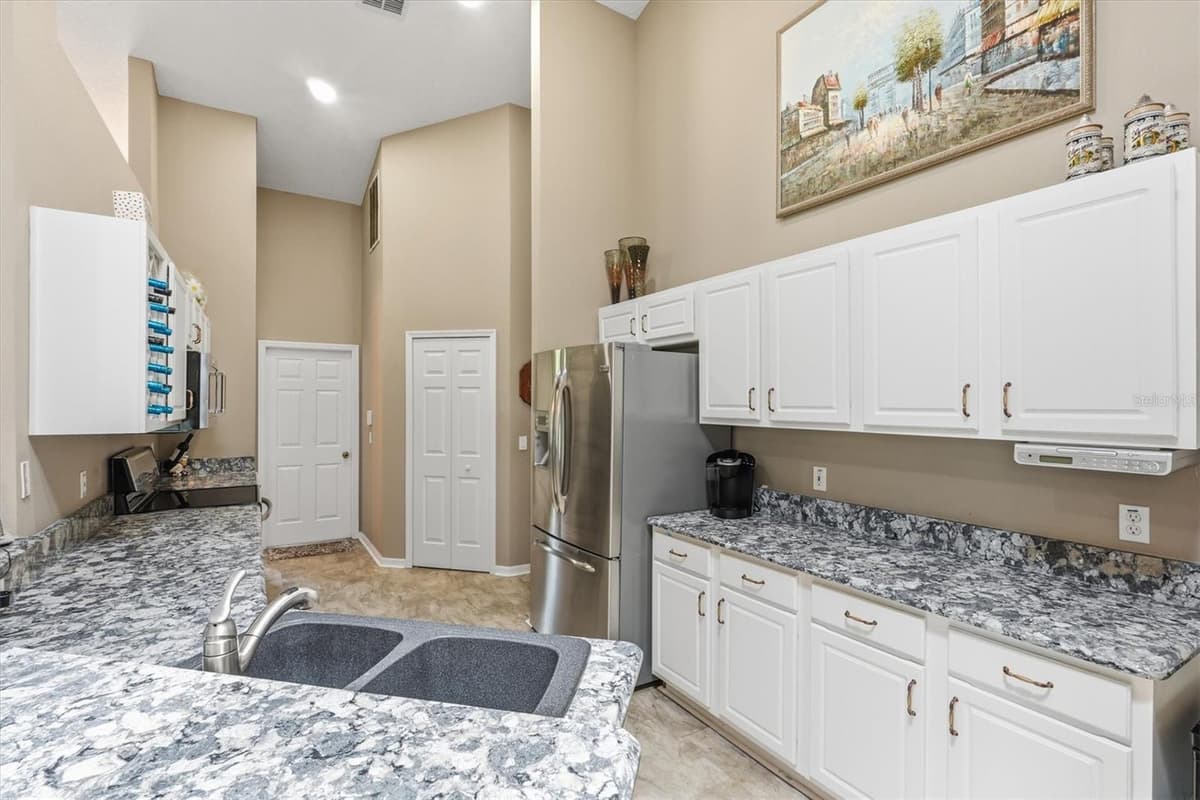 6042 LANDINGS BOULEVARD — photo 9 of 51