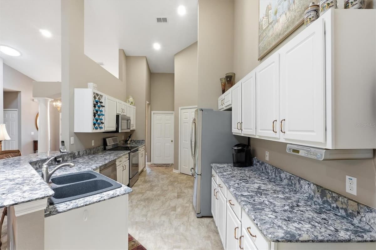 6042 LANDINGS BOULEVARD — photo 8 of 51