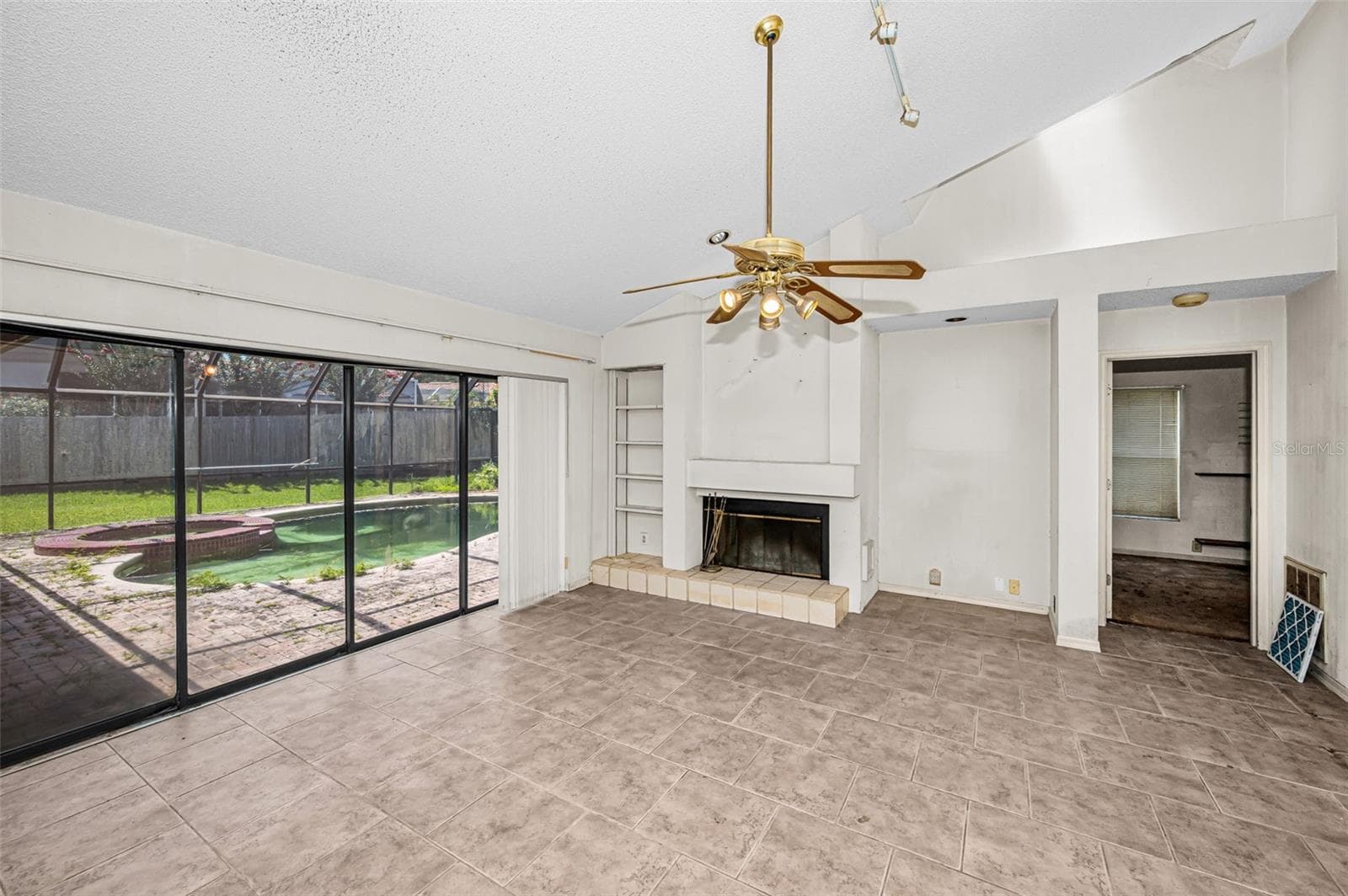 107 WOODCREEK DRIVE — photo 10 of 36
