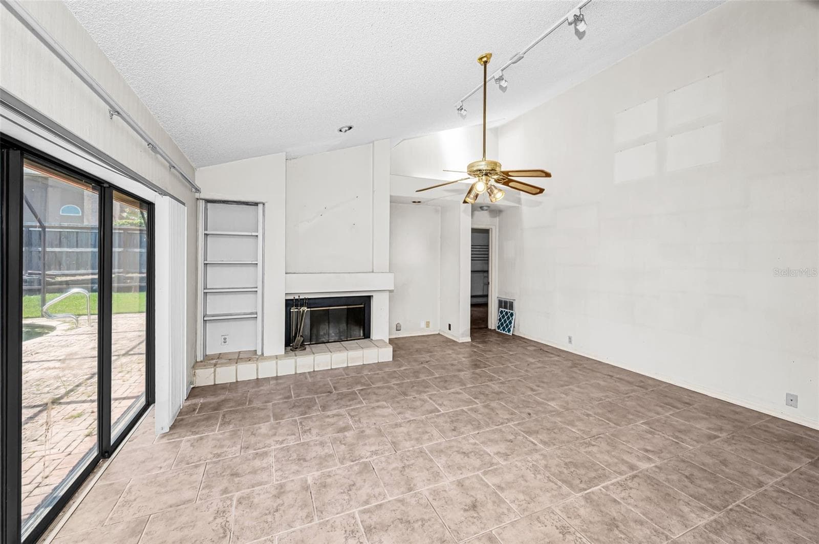 107 WOODCREEK DRIVE — photo 13 of 36