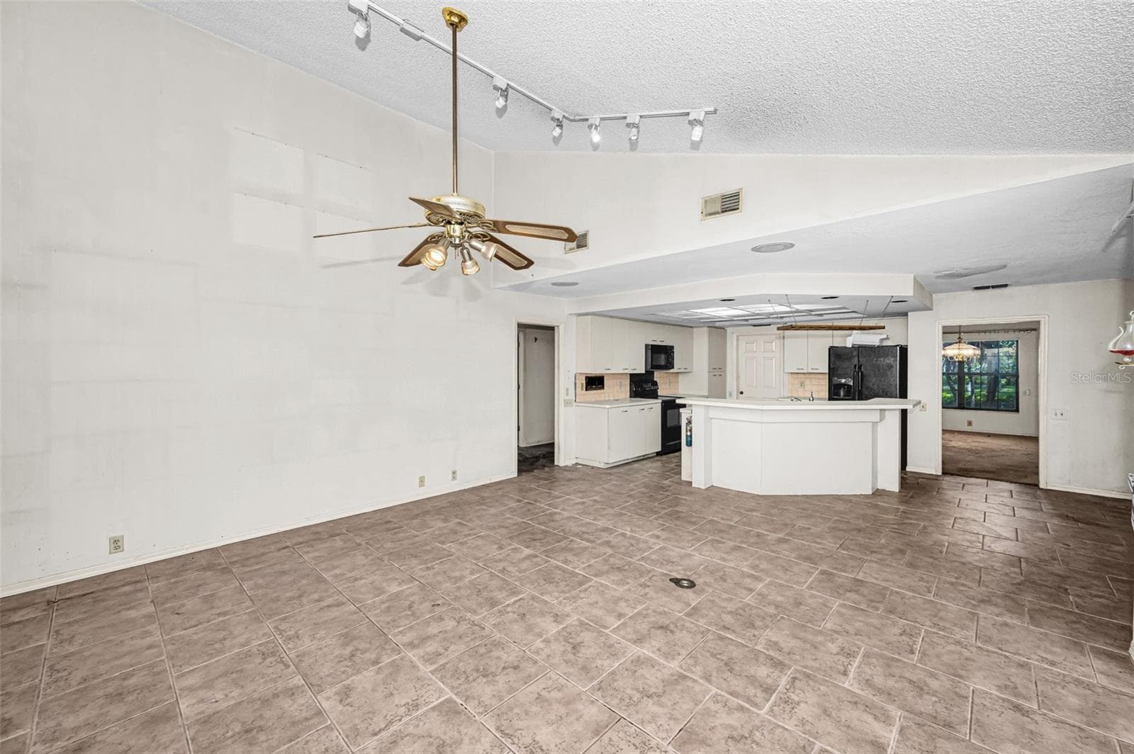 107 WOODCREEK DRIVE — photo 12 of 36