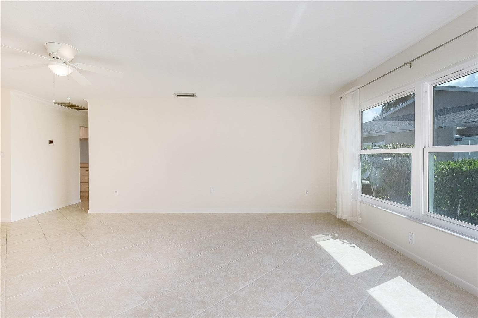 5617 EVERGREEN DR — photo 4 of 56