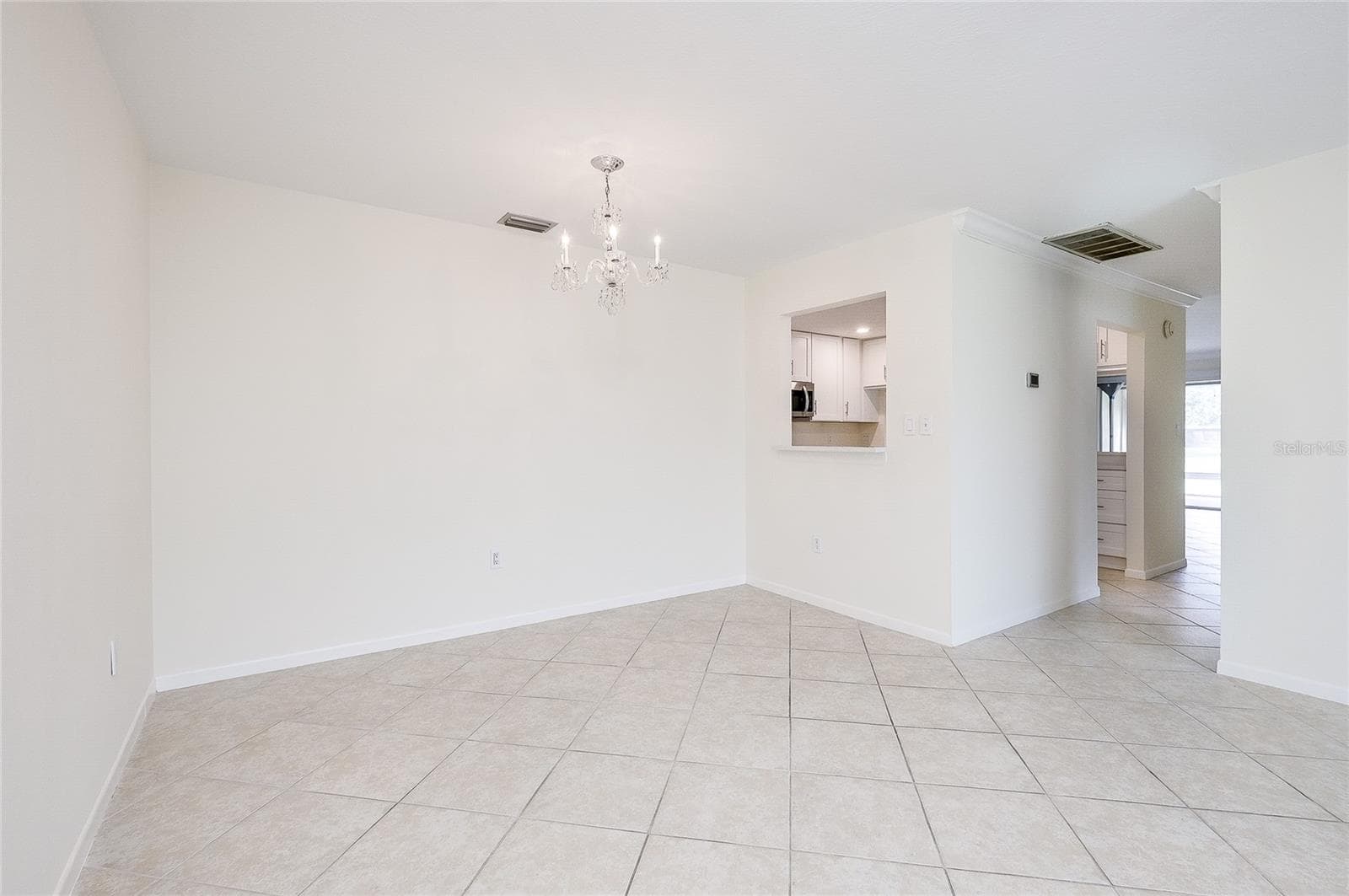 5617 EVERGREEN DR — photo 8 of 56