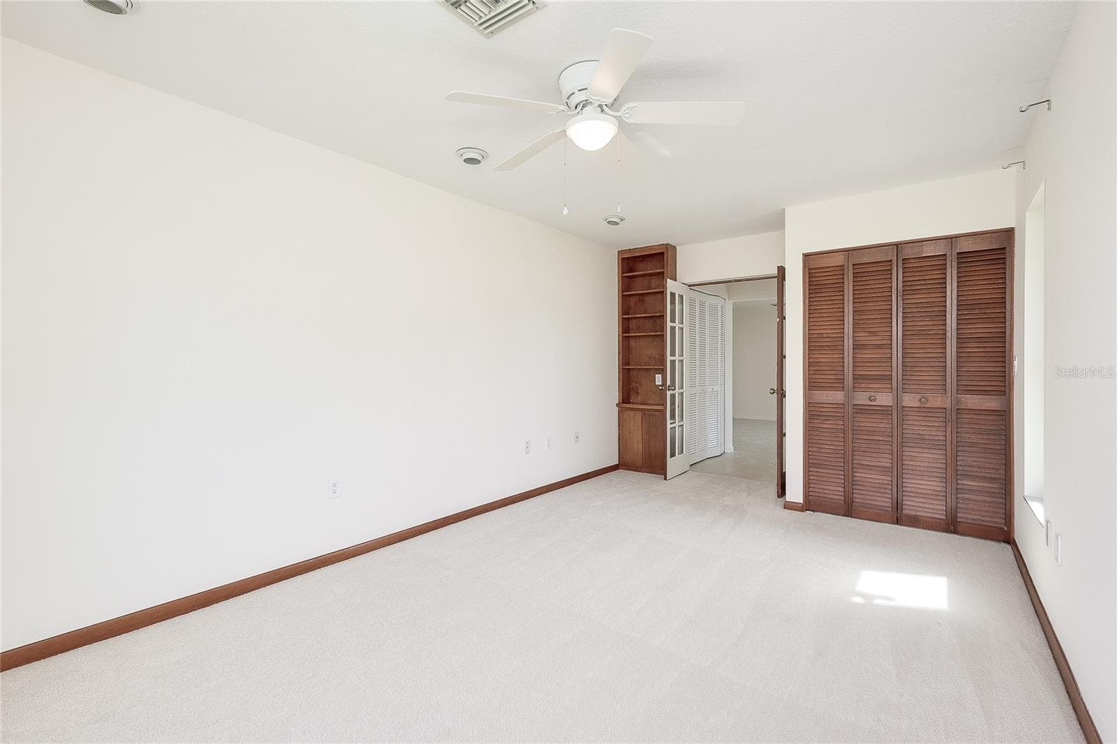 5617 EVERGREEN DR — photo 10 of 56